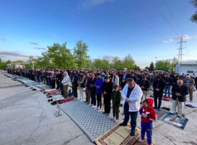 Bayram namazı için vatandaşlar camilere akın etti: Avlular bile doldu - Sayfa 8