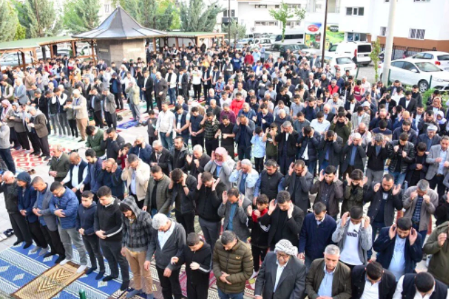 Bayram namazı için vatandaşlar camilere akın etti: Avlular bile doldu - Sayfa 5