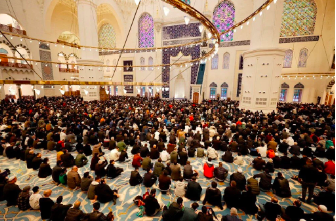 Bayram namazı için vatandaşlar camilere akın etti: Avlular bile doldu - Sayfa 6