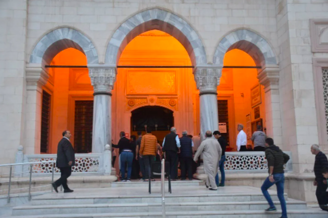 Bayram namazı için vatandaşlar camilere akın etti: Avlular bile doldu - Sayfa 13