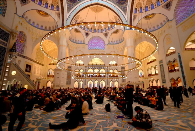 Bayram namazı için vatandaşlar camilere akın etti: Avlular bile doldu - Sayfa 7