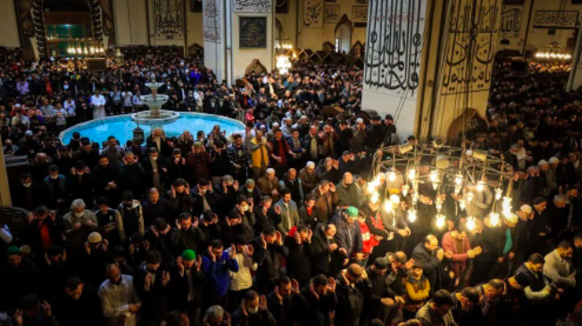 Bayram namazı için vatandaşlar camilere akın etti: Avlular bile doldu - Sayfa 15