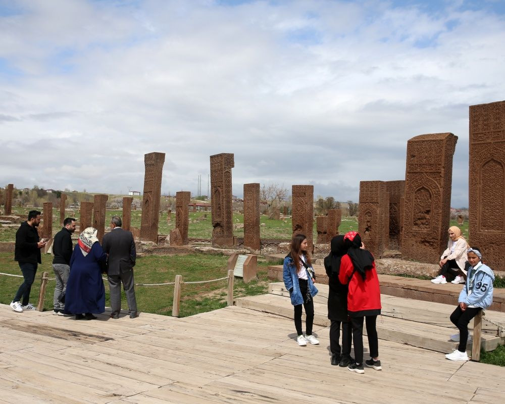 Dünyanın en büyük Türk İslam mezarlığı olan 'Selçuklu Meydan Mezarlığı'nda bayram yoğunluğu yaşanıyor - Sayfa 10