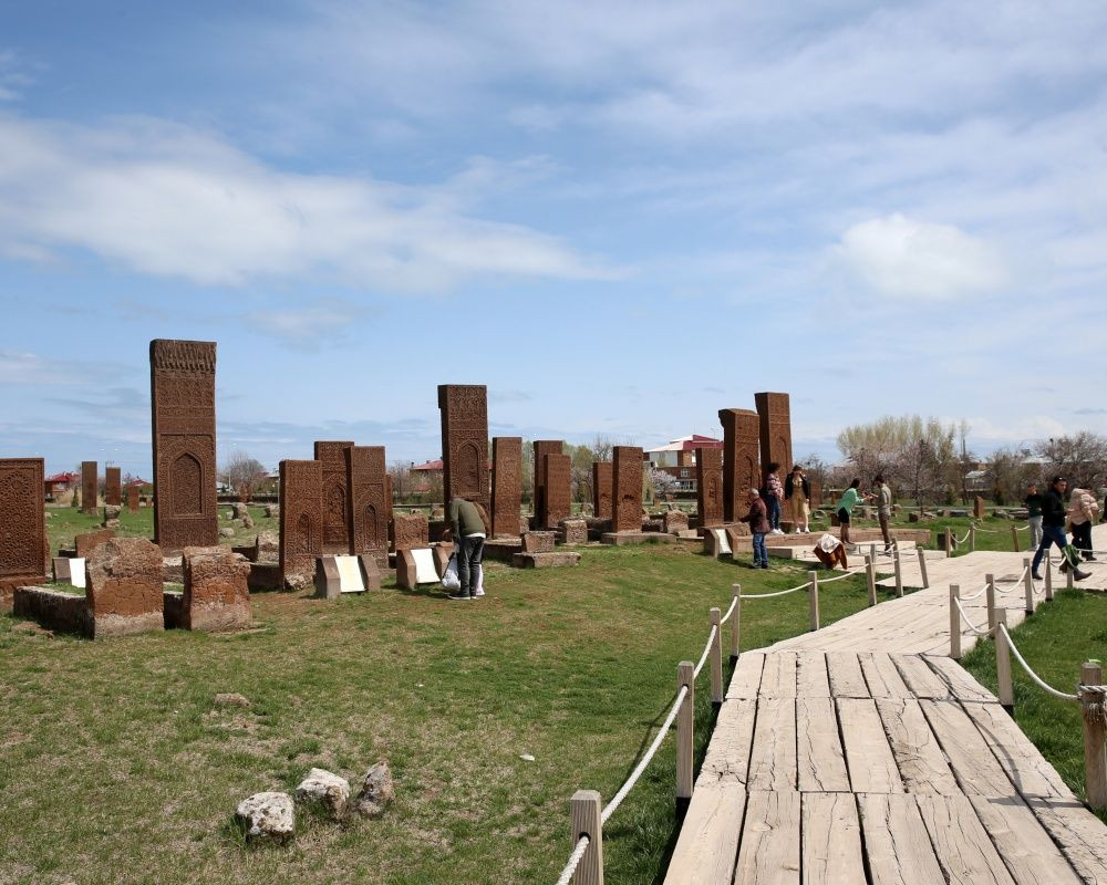 Dünyanın en büyük Türk İslam mezarlığı olan 'Selçuklu Meydan Mezarlığı'nda bayram yoğunluğu yaşanıyor - Sayfa 11