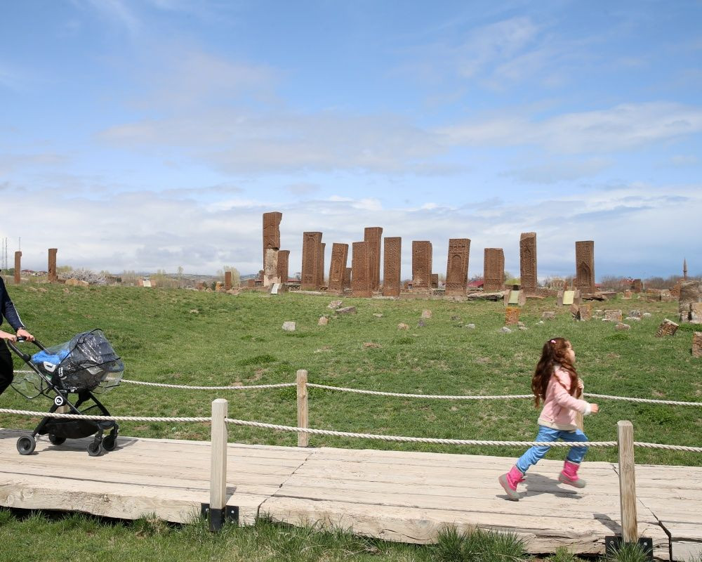 Dünyanın en büyük Türk İslam mezarlığı olan 'Selçuklu Meydan Mezarlığı'nda bayram yoğunluğu yaşanıyor - Sayfa 12