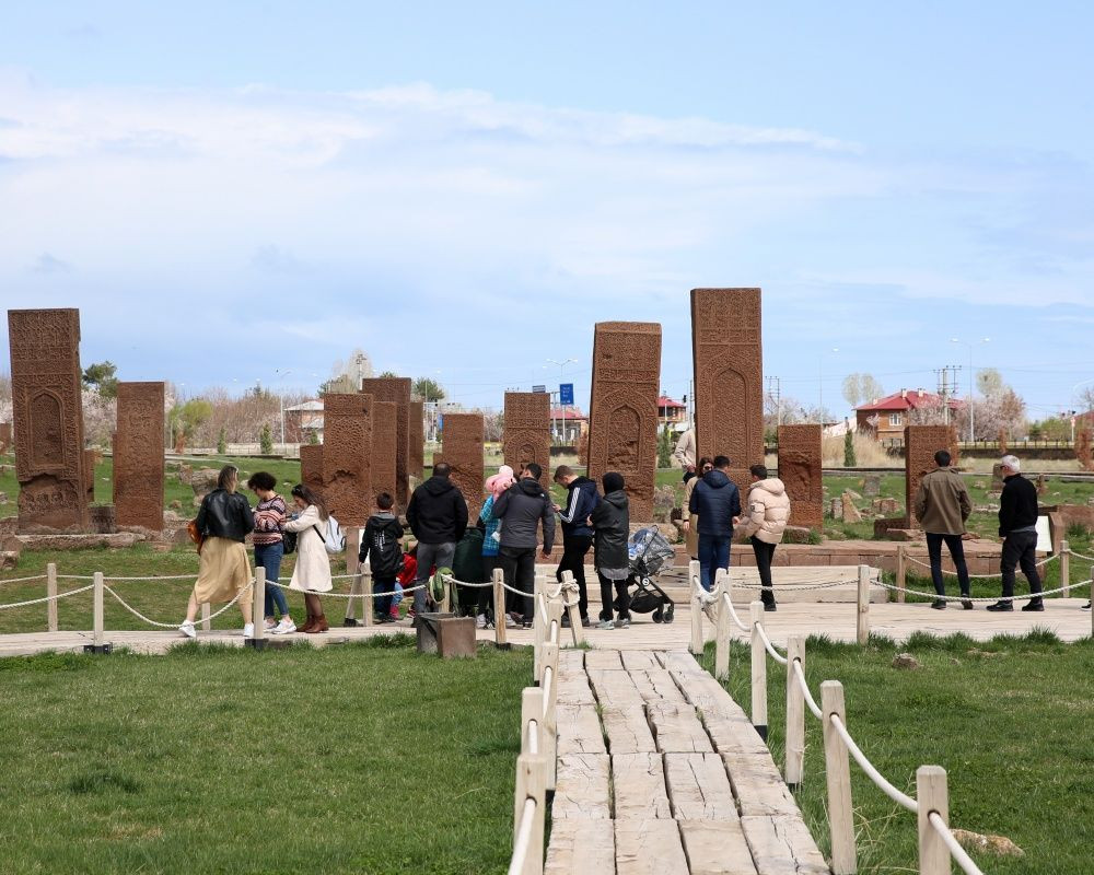 Dünyanın en büyük Türk İslam mezarlığı olan 'Selçuklu Meydan Mezarlığı'nda bayram yoğunluğu yaşanıyor - Sayfa 13