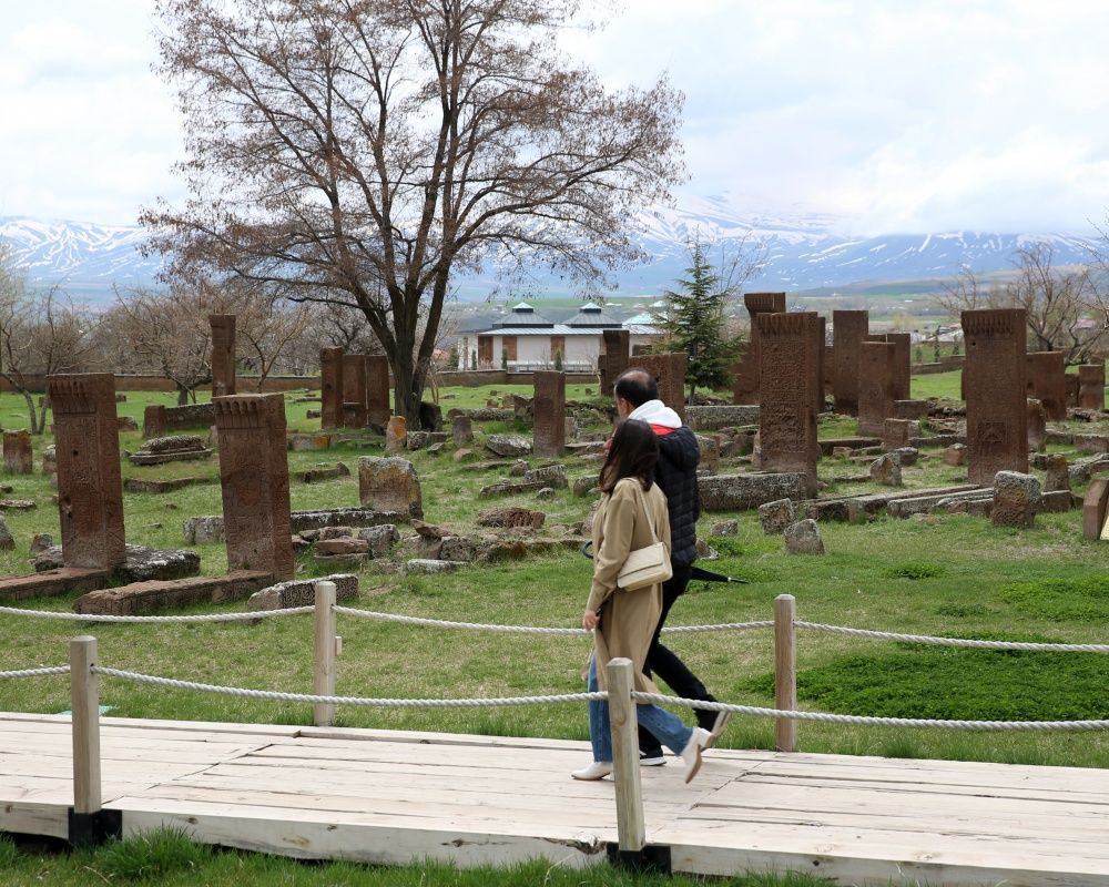 Dünyanın en büyük Türk İslam mezarlığı olan 'Selçuklu Meydan Mezarlığı'nda bayram yoğunluğu yaşanıyor - Sayfa 5