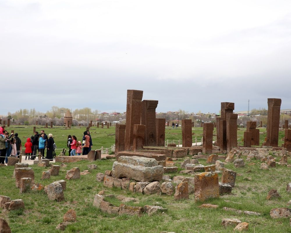 Dünyanın en büyük Türk İslam mezarlığı olan 'Selçuklu Meydan Mezarlığı'nda bayram yoğunluğu yaşanıyor - Sayfa 6