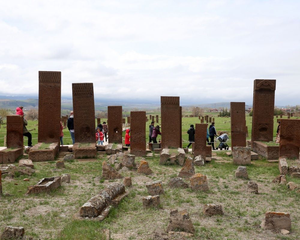 Dünyanın en büyük Türk İslam mezarlığı olan 'Selçuklu Meydan Mezarlığı'nda bayram yoğunluğu yaşanıyor - Sayfa 7