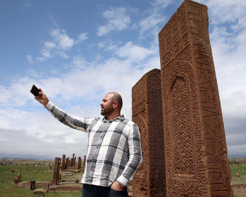Dünyanın en büyük Türk İslam mezarlığı olan 'Selçuklu Meydan Mezarlığı'nda bayram yoğunluğu yaşanıyor - Sayfa 8