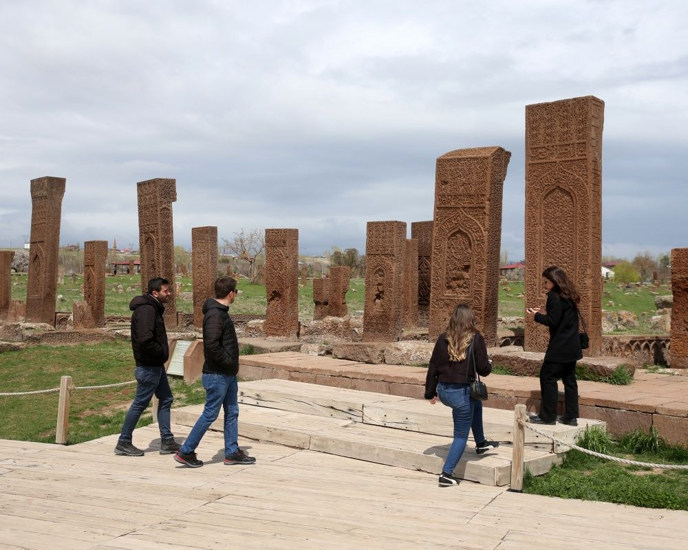 Dünyanın en büyük Türk İslam mezarlığı olan 'Selçuklu Meydan Mezarlığı'nda bayram yoğunluğu yaşanıyor - Sayfa 9