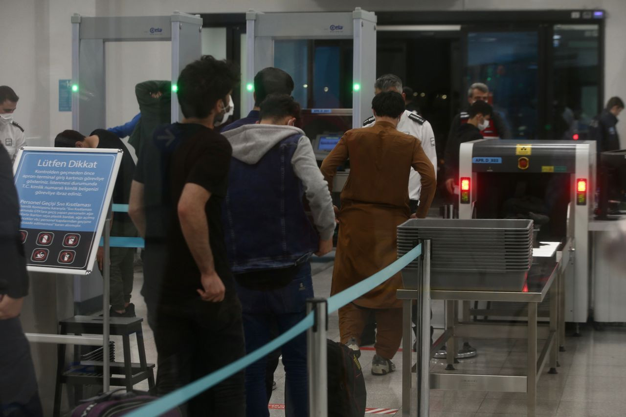 Afganistan ve Pakistan uyruklu 213 düzensiz göçmen daha sınır dışı edildi - Sayfa 5