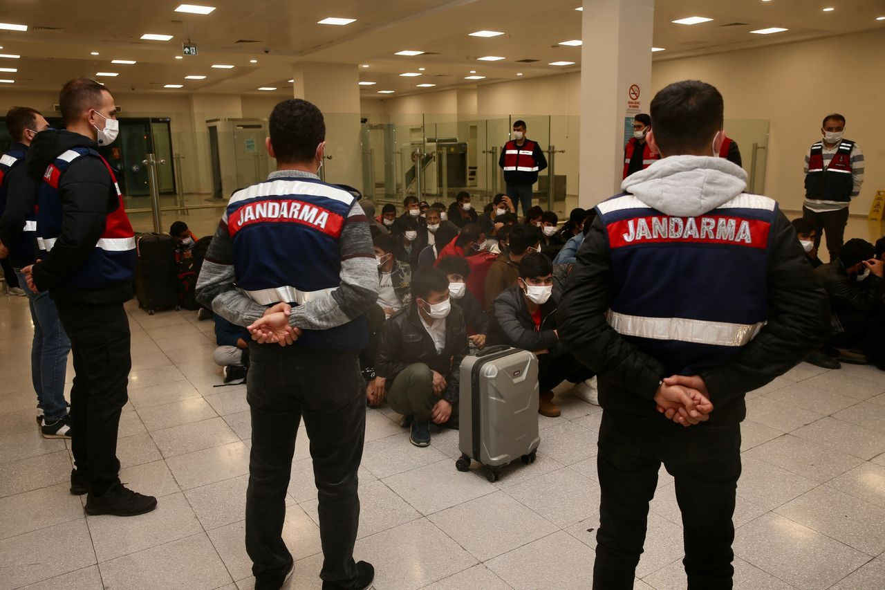 Afganistan ve Pakistan uyruklu 213 düzensiz göçmen daha sınır dışı edildi - Sayfa 6