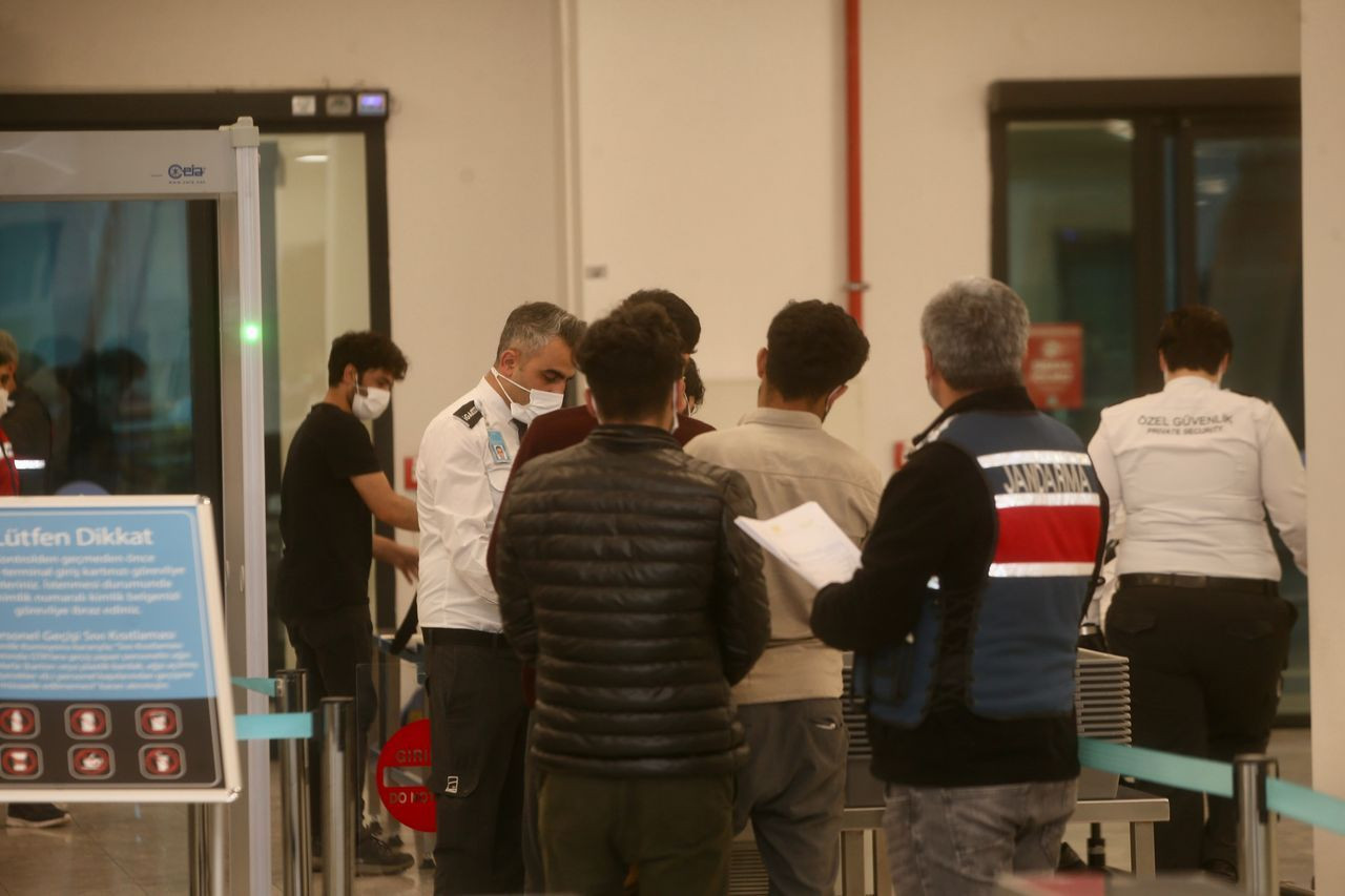 Afganistan ve Pakistan uyruklu 213 düzensiz göçmen daha sınır dışı edildi - Sayfa 7