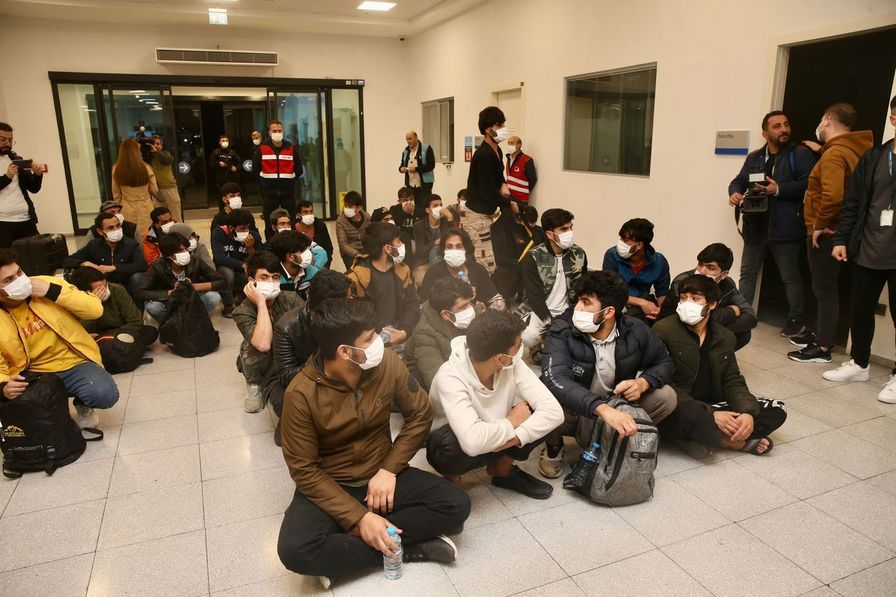 Afganistan ve Pakistan uyruklu 213 düzensiz göçmen daha sınır dışı edildi - Sayfa 9