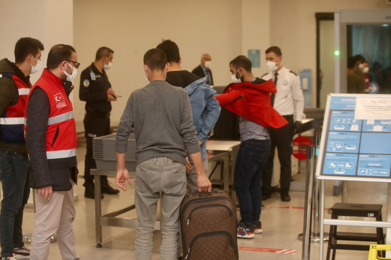 Afganistan ve Pakistan uyruklu 213 düzensiz göçmen daha sınır dışı edildi - Sayfa 10