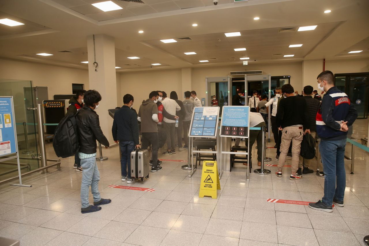 Afganistan ve Pakistan uyruklu 213 düzensiz göçmen daha sınır dışı edildi - Sayfa 11