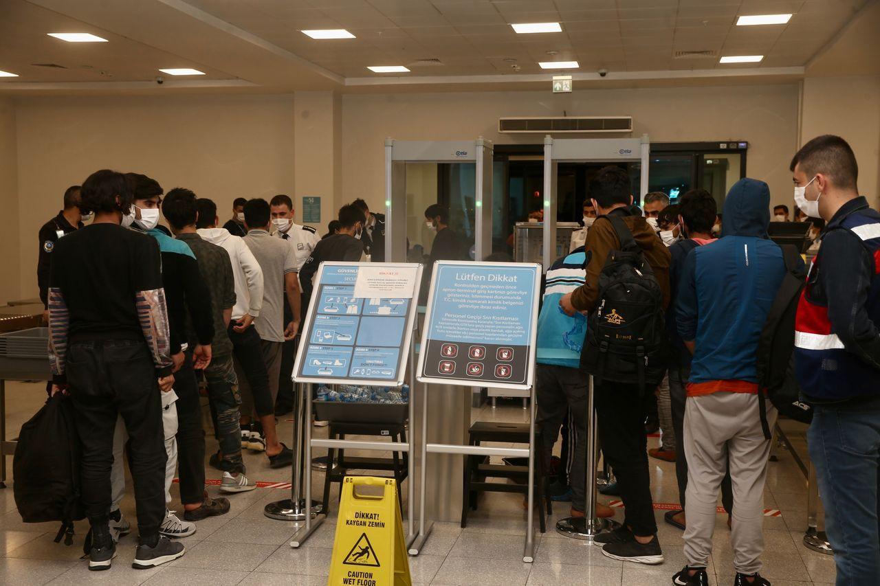 Afganistan ve Pakistan uyruklu 213 düzensiz göçmen daha sınır dışı edildi - Sayfa 12