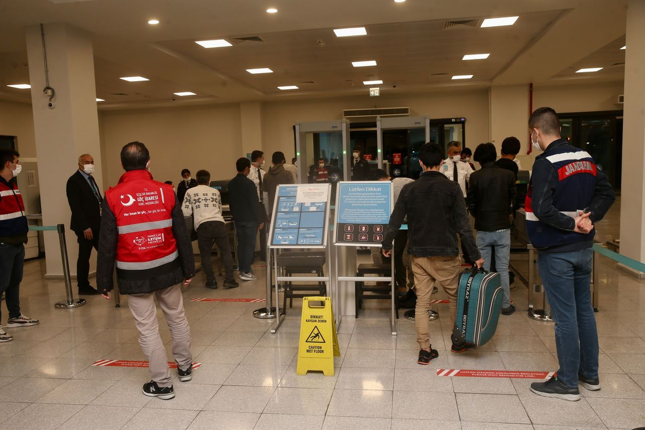 Afganistan ve Pakistan uyruklu 213 düzensiz göçmen daha sınır dışı edildi - Sayfa 13