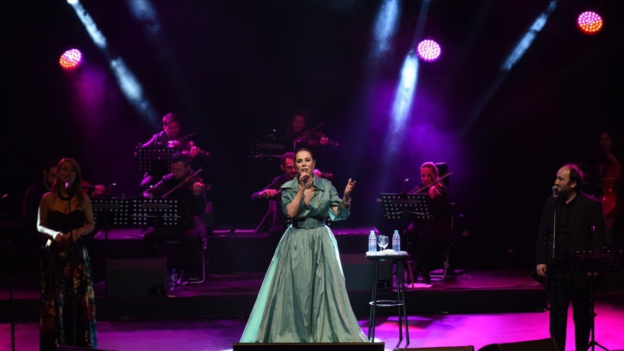 Açıkhava'da konser veren Zuhal Olcay güzelliğiyle göz kamaştırdı - Sayfa 8