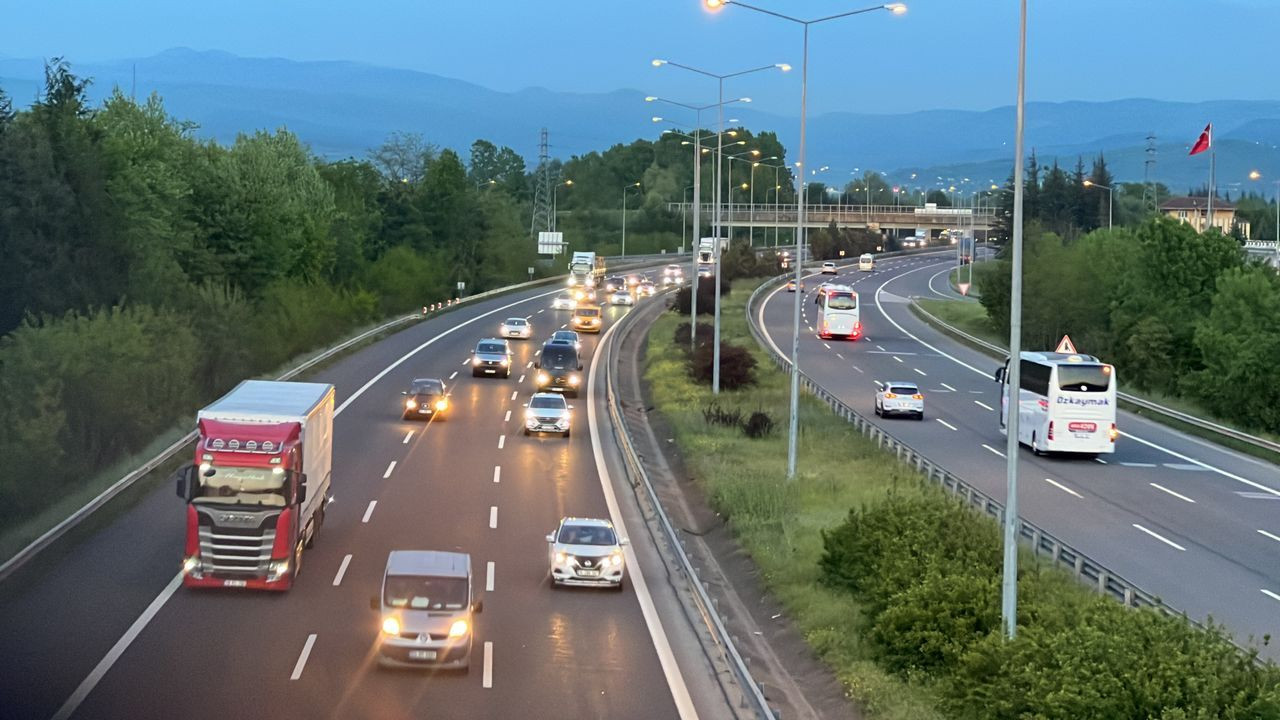 Tatilden dönenler TEM'i doldurdu! Otoyolda yoğunluk oluşturdu - Sayfa 6