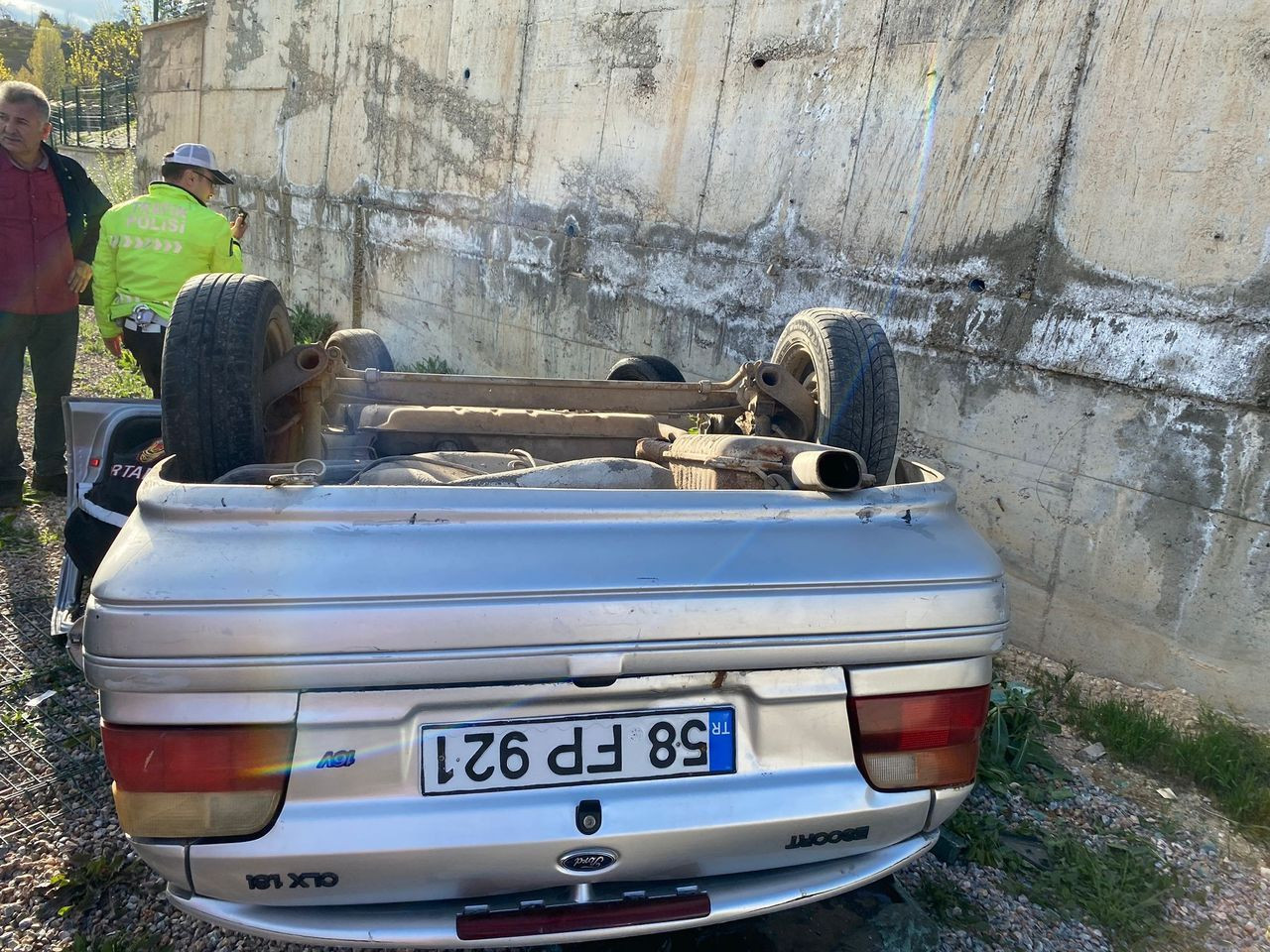 Çocuk sürücü istinat duvarından uçtu: 1'i ağır 2 yaralı - Sayfa 6