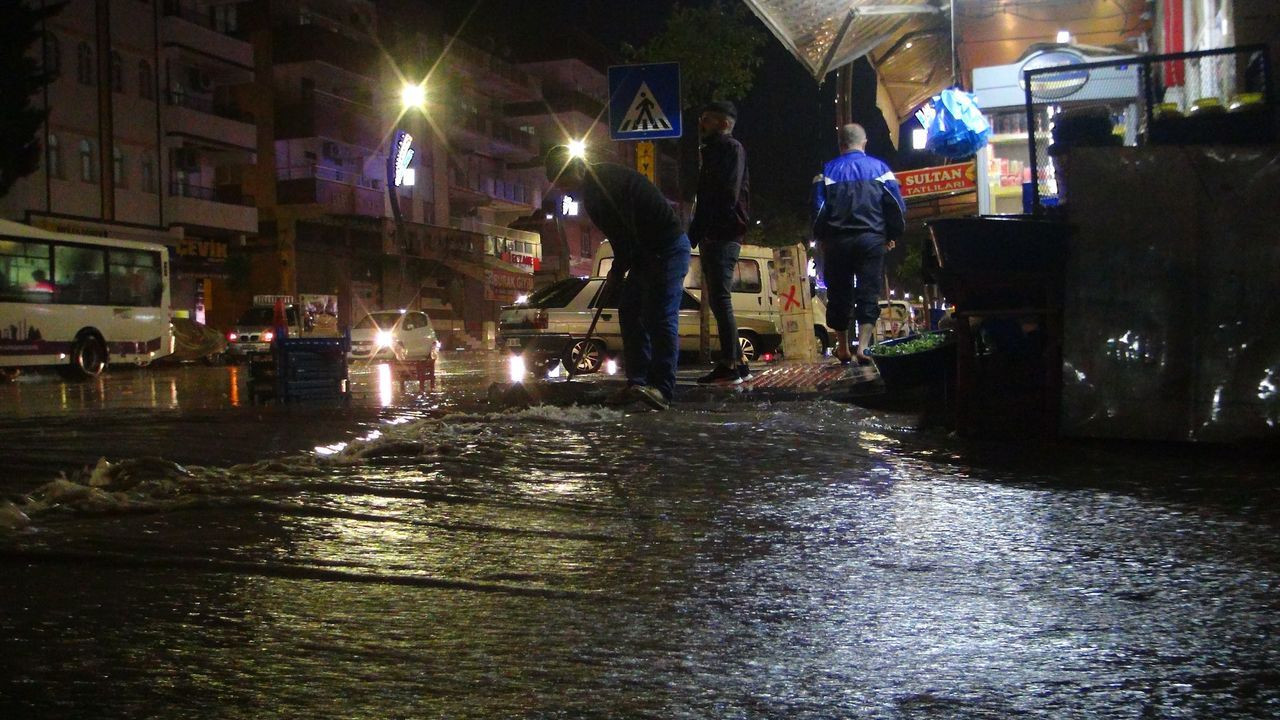 Sağanak yağış birçok şehirde hayatı felç etti! Araçlar sulara gömüldü, iş yerlerini su bastı - Sayfa 7