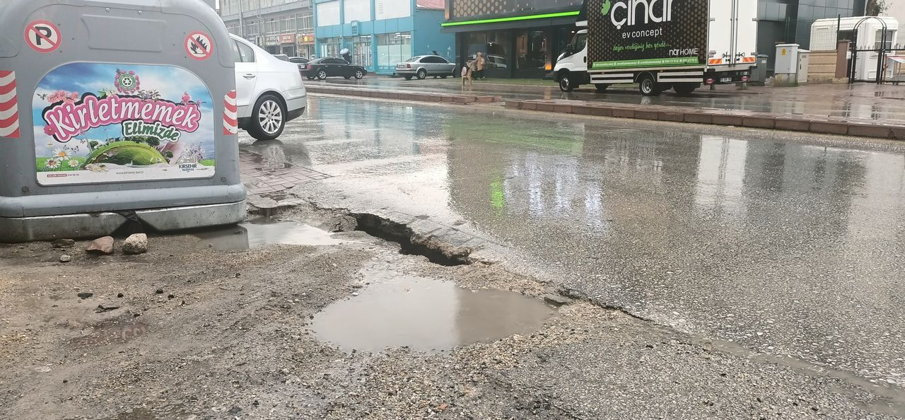 Sağanak yağış birçok şehirde hayatı felç etti! Araçlar sulara gömüldü, iş yerlerini su bastı - Sayfa 8