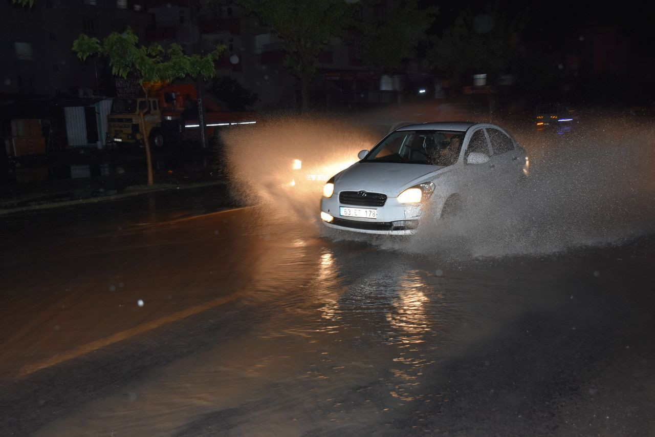 Sağanak yağış birçok şehirde hayatı felç etti! Araçlar sulara gömüldü, iş yerlerini su bastı - Sayfa 10