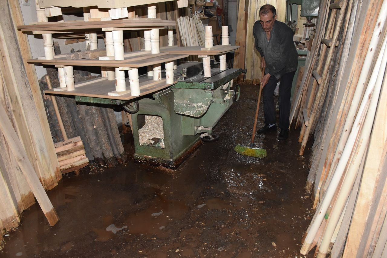 Sağanak yağış birçok şehirde hayatı felç etti! Araçlar sulara gömüldü, iş yerlerini su bastı - Sayfa 11