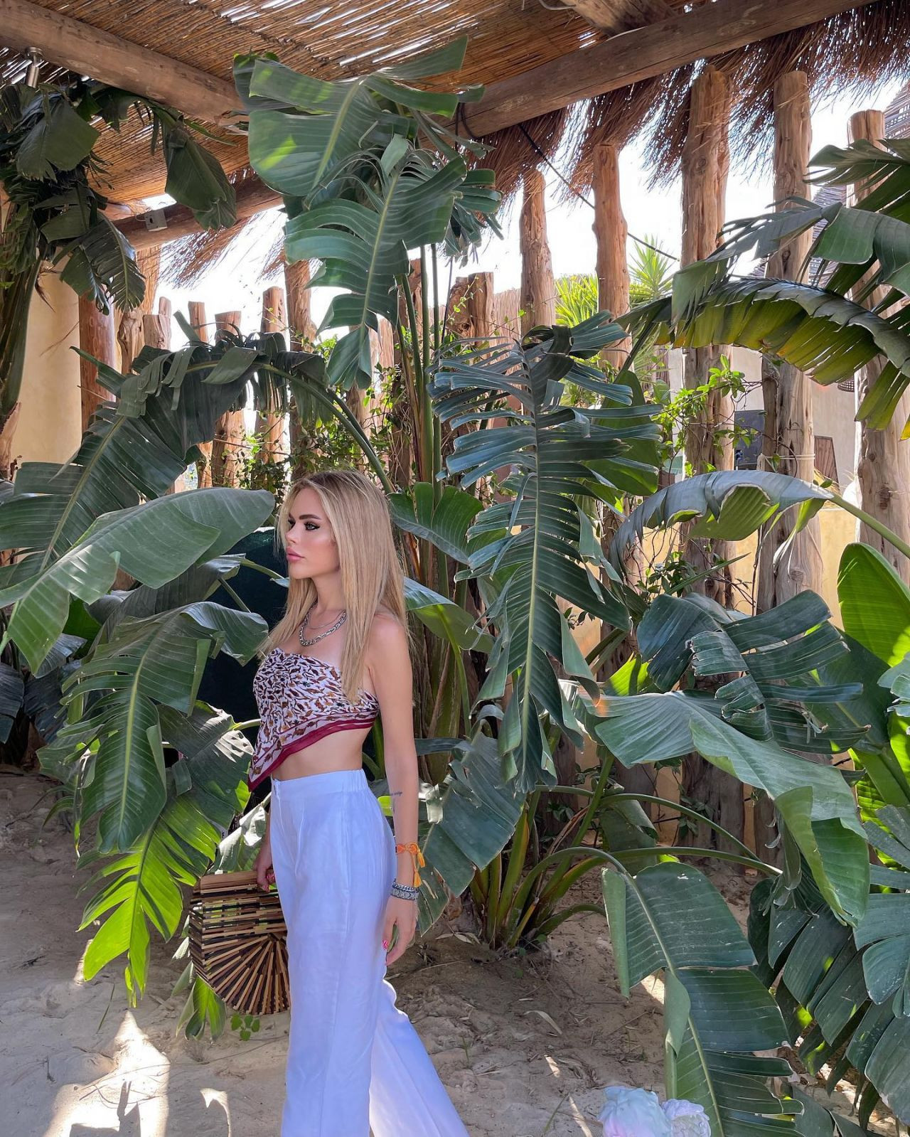 27 yaşındaki fenomen doktor Berika Demir estetiksiz haliyle görenleri hayrete düşürdü! - Sayfa 36