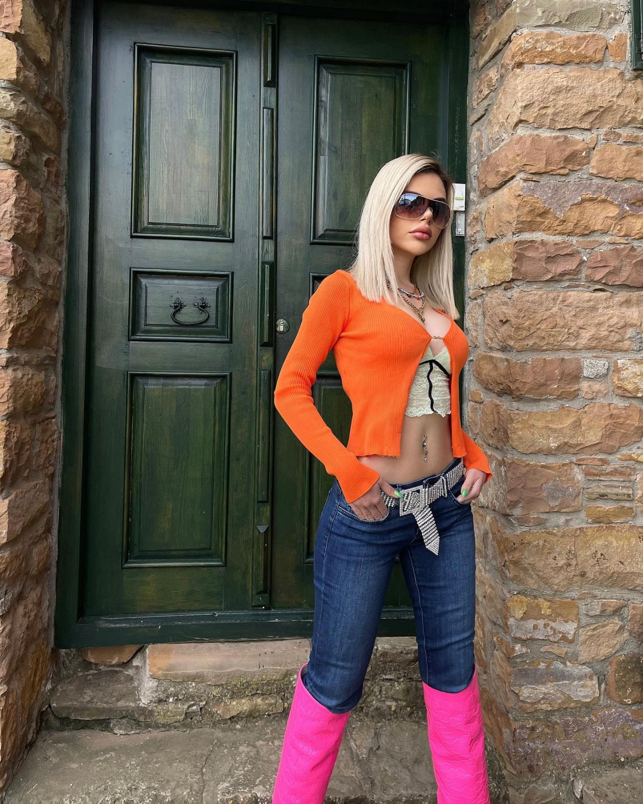 27 yaşındaki fenomen doktor Berika Demir estetiksiz haliyle görenleri hayrete düşürdü! - Sayfa 39