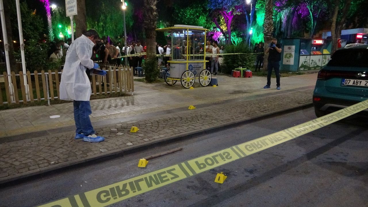 Dün barışmışlardı, bugün silahları çektiler! Antalya'da kanlı kavga kamerada - Sayfa 7