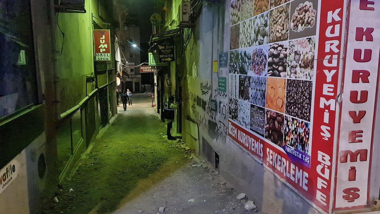 Kapısı açık dairenin önündeki kan izleri alarma geçirdi! - Sayfa 6