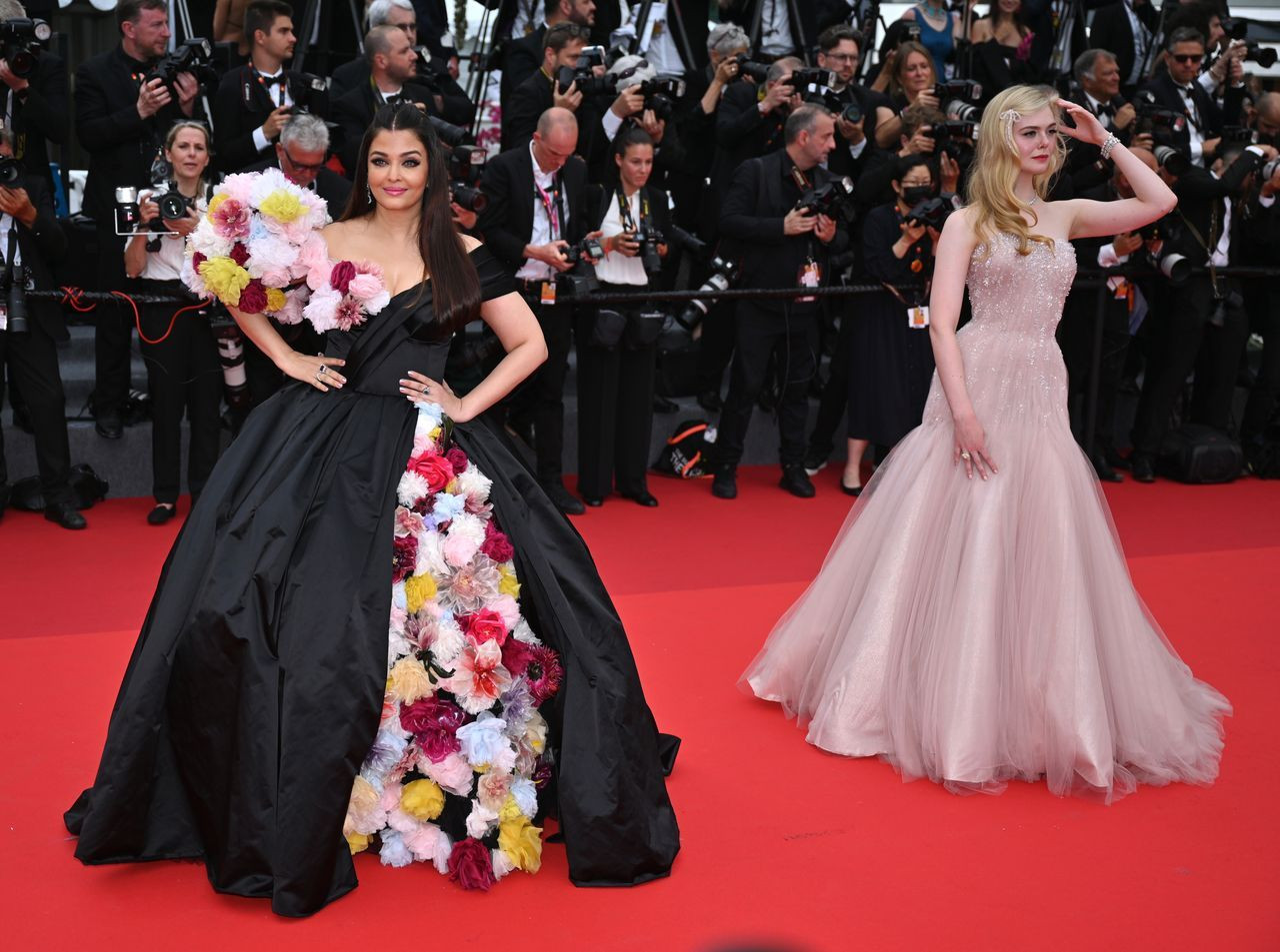 Cannes'da kırmızı halı şıklığı! Top Gun: Maverick filminin gösterimine yıldız yağdı - Sayfa 35