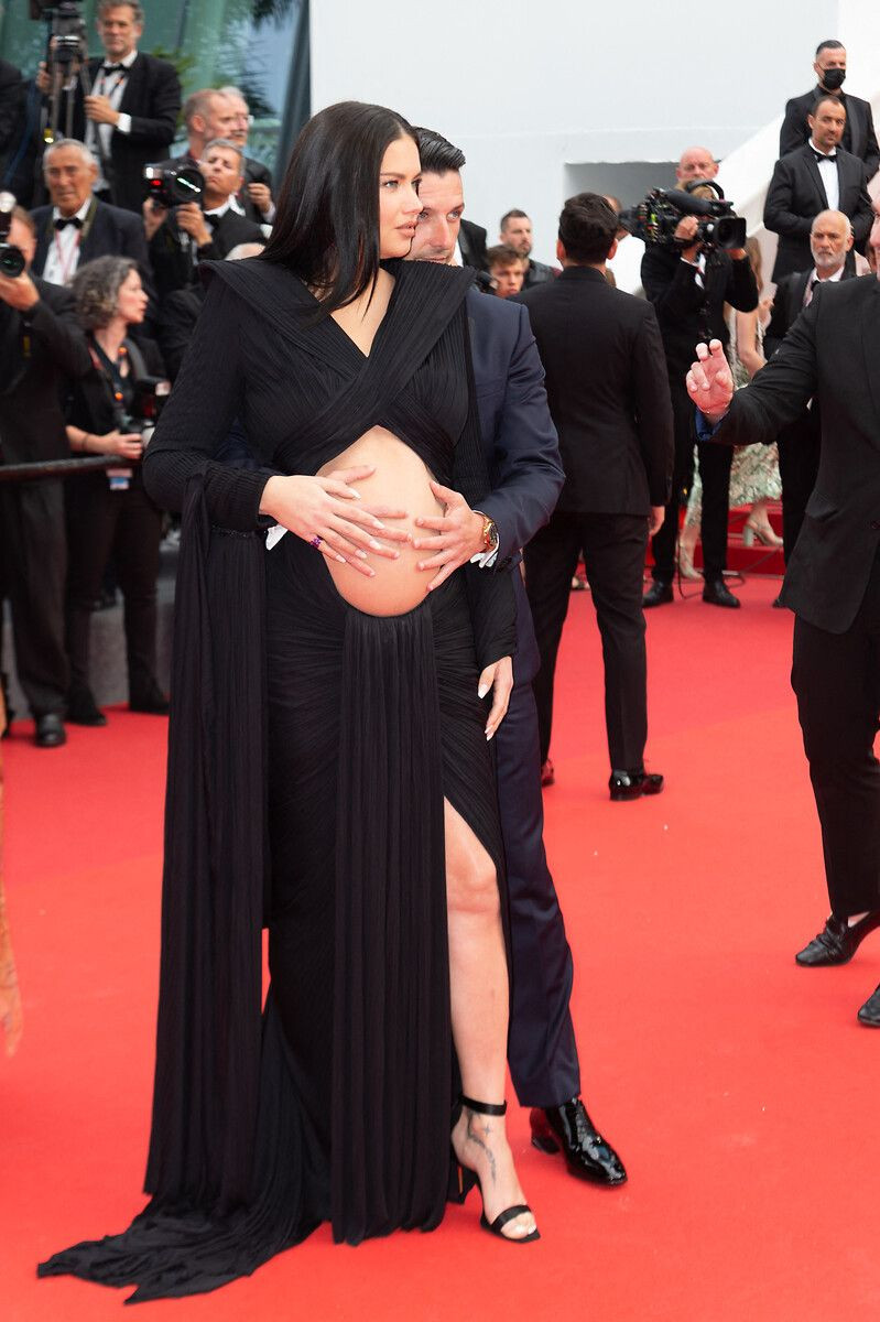 Üçüncü bebeğine hamile olan Adriana Lima'nın kostümü 75. Cannes Film Festivali'ne damga vurdu - Sayfa 11