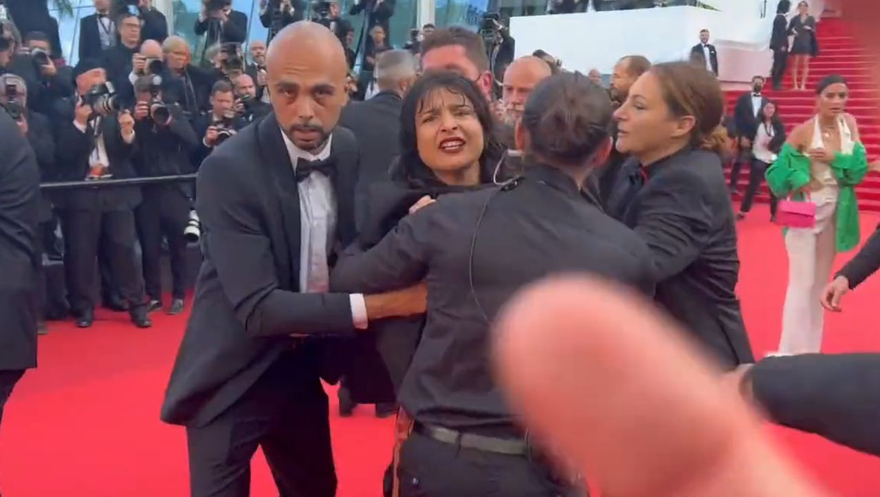 Cannes Festivali'nde çıplak protesto! Kırmızı halıyı bastı: Bize tecavüz etmeyin - Sayfa 6