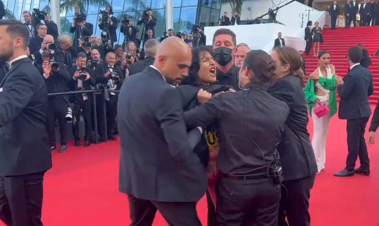 Cannes Festivali'nde çıplak protesto! Kırmızı halıyı bastı: Bize tecavüz etmeyin - Sayfa 7