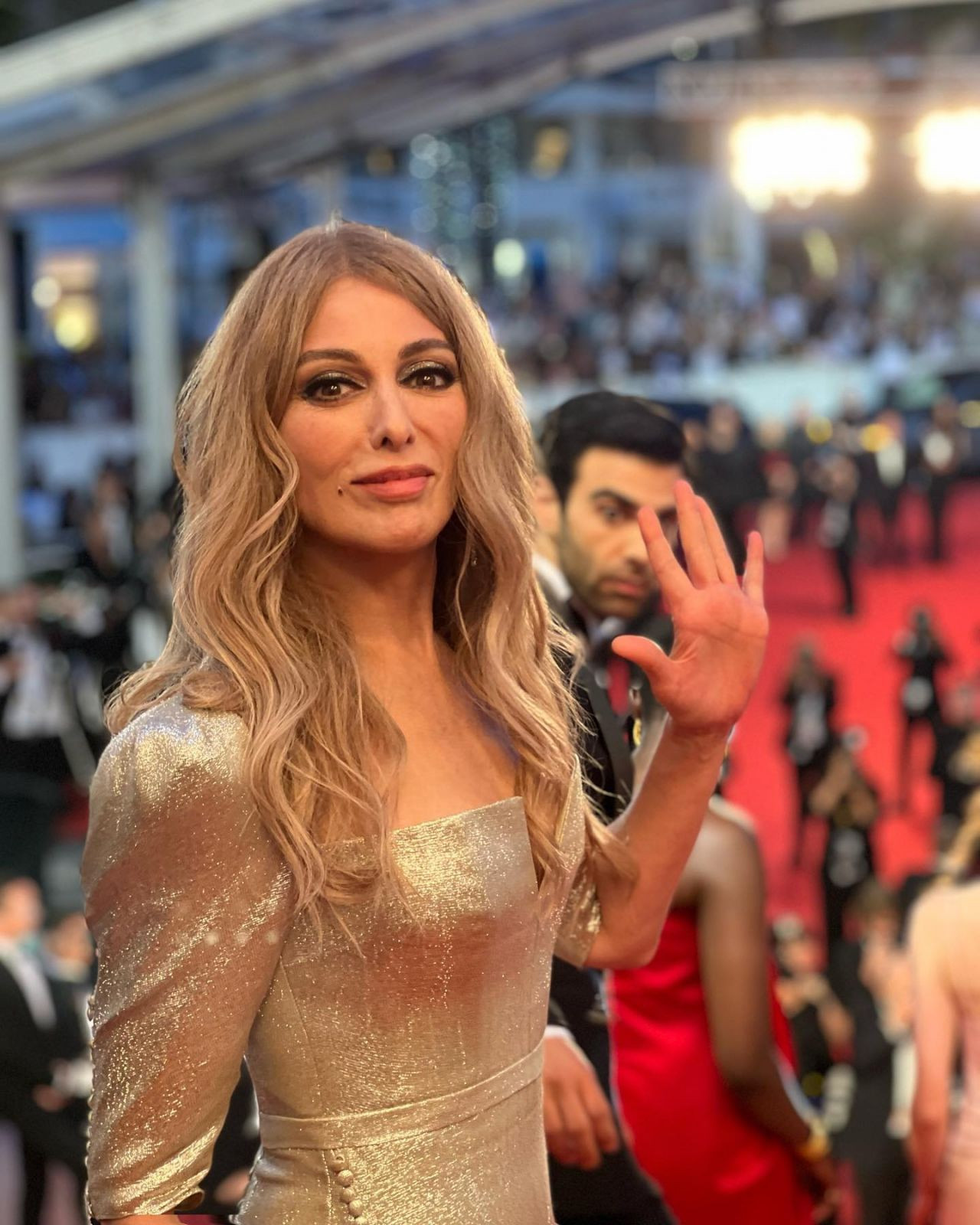 Zerrin Tekindor, Cannes tarzıyla hayran bıraktı! Fit haliyle genç kızlara taş çıkardı - Sayfa 8