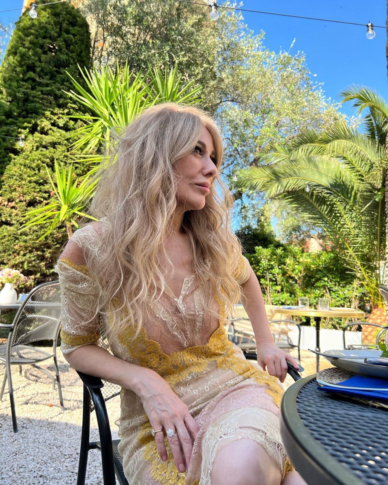 Zerrin Tekindor, Cannes tarzıyla hayran bıraktı! Fit haliyle genç kızlara taş çıkardı - Sayfa 6