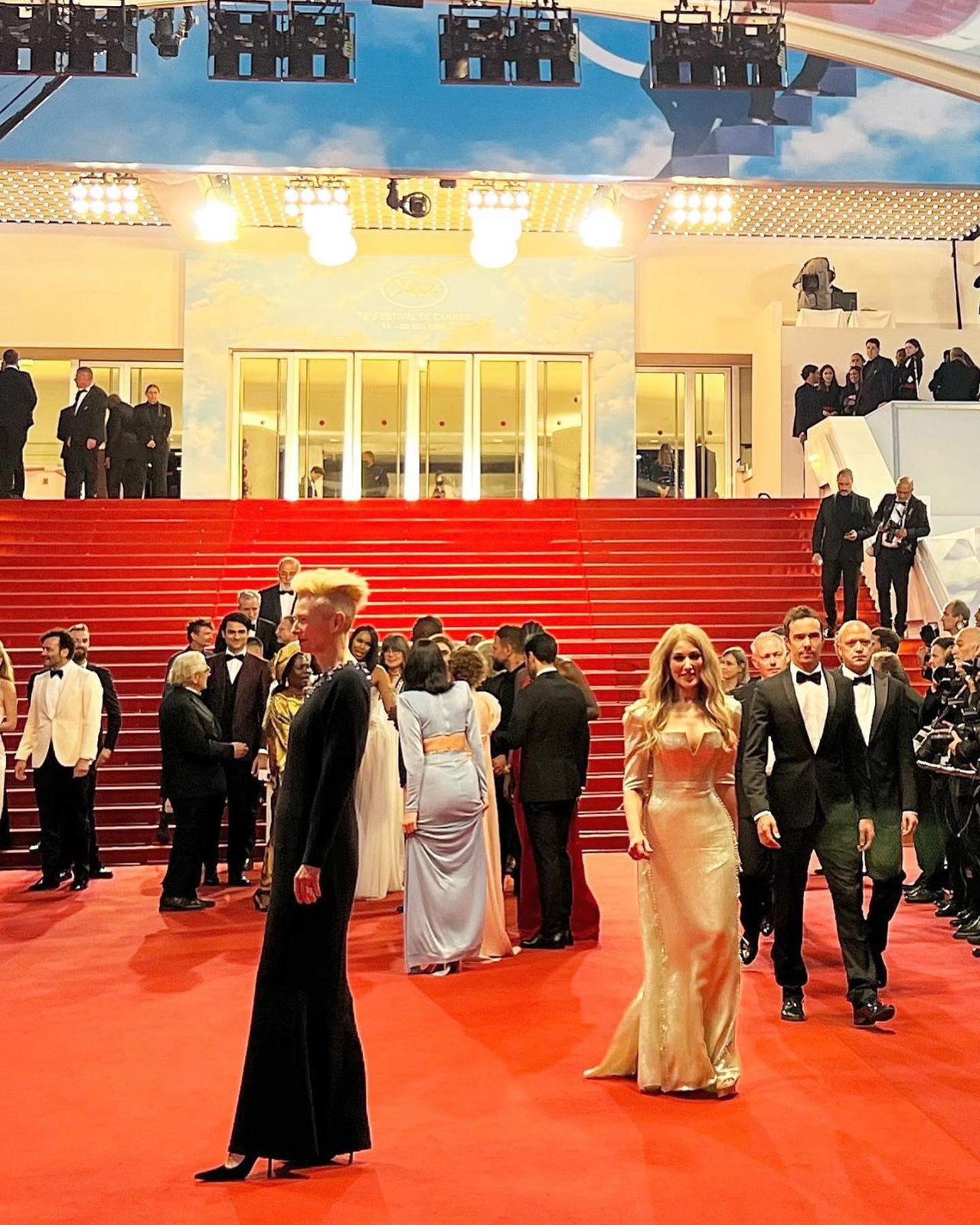 Zerrin Tekindor, Cannes tarzıyla hayran bıraktı! Fit haliyle genç kızlara taş çıkardı - Sayfa 12