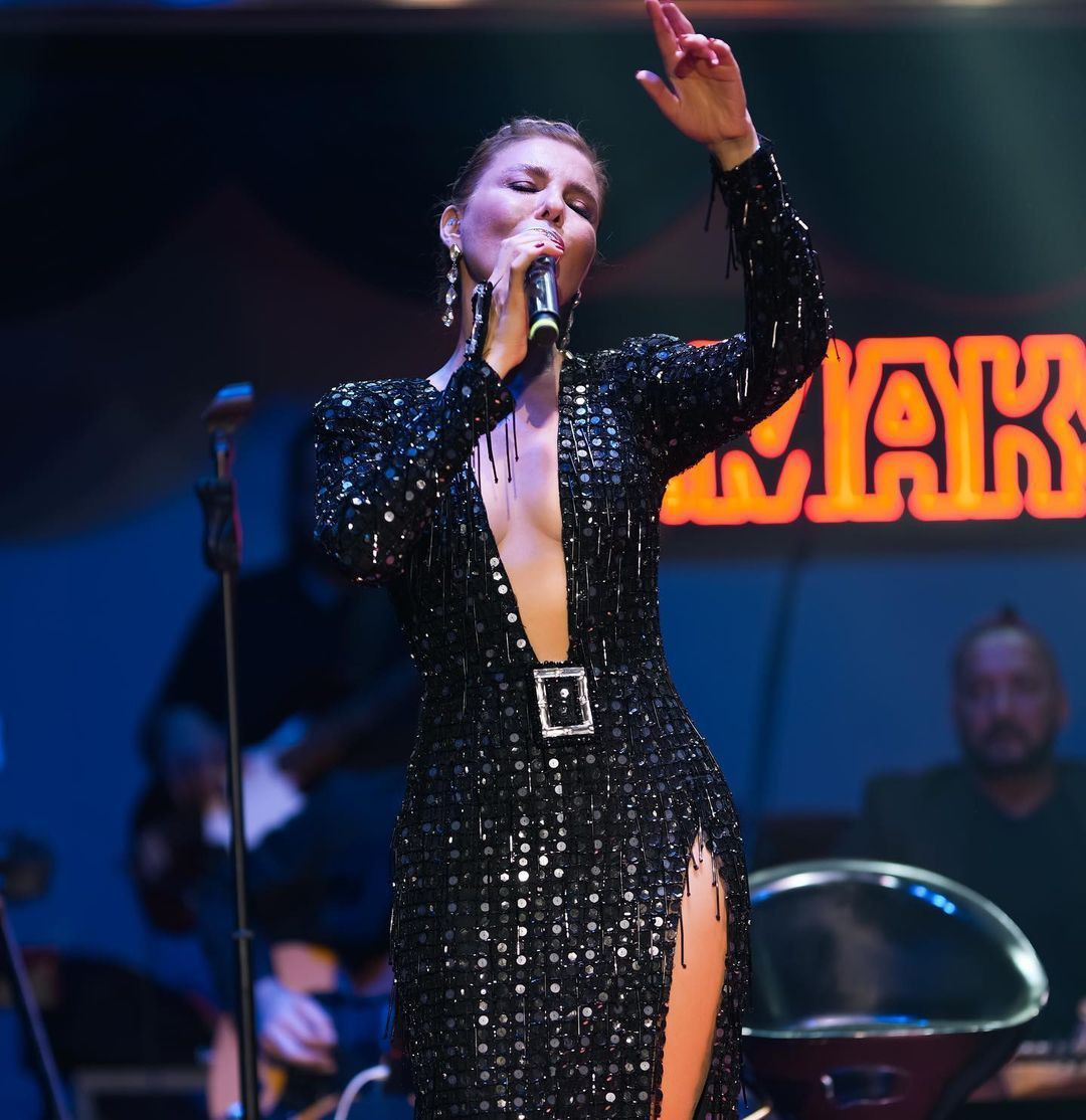 Kuşadası'nda sahne alan Gülben Ergen'den derin dekolteli konser kıyafeti - Sayfa 5