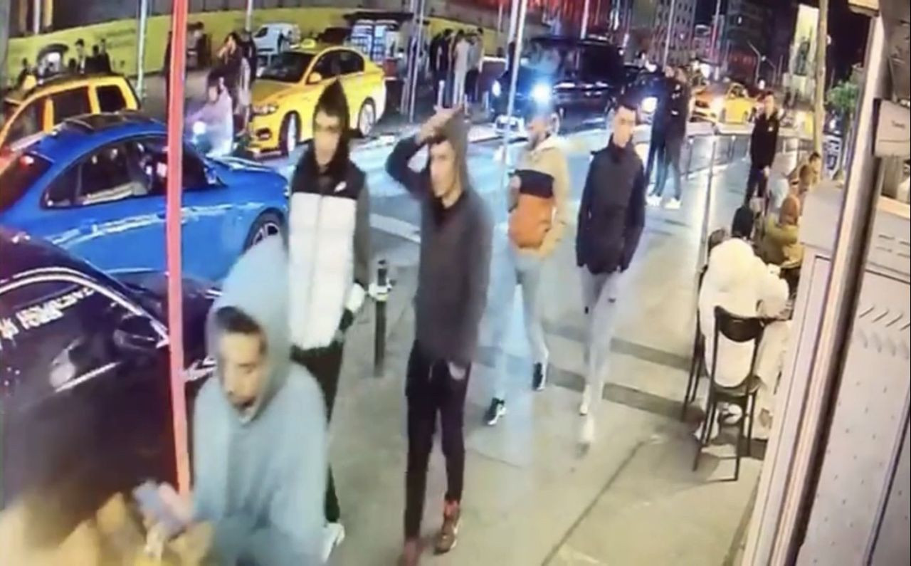 Taksim'de İngiliz turisti bıçaklayıp, gasp ettiler! Dehşet anları kamerada - Sayfa 9