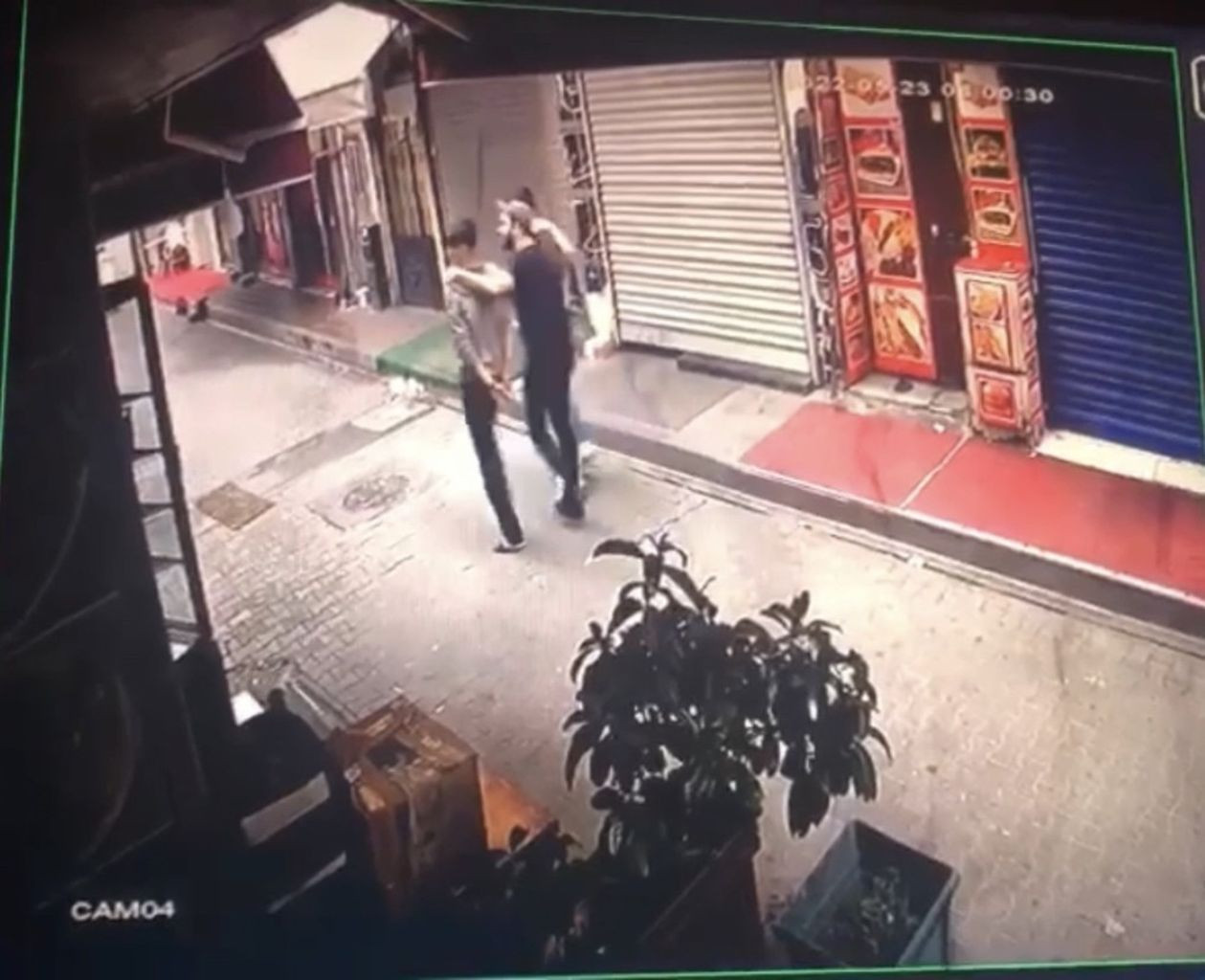 Taksim'de İngiliz turisti bıçaklayıp, gasp ettiler! Dehşet anları kamerada - Sayfa 10