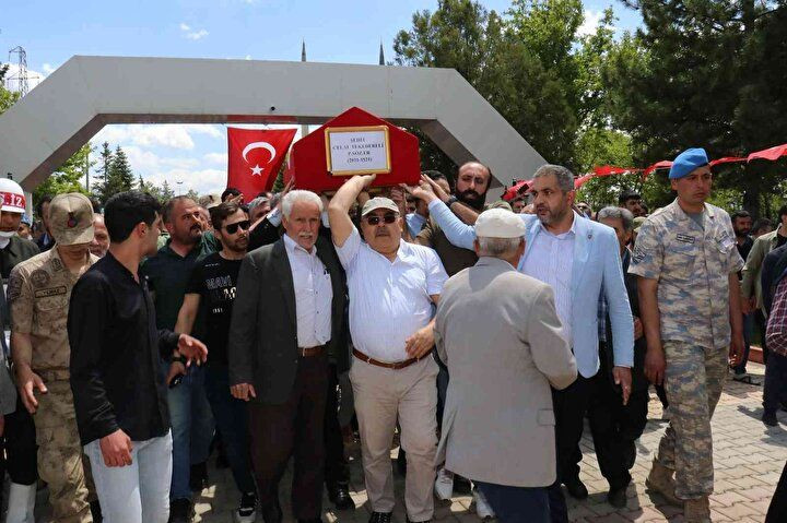 Türkiye kahramanlarını uğurluyor: Pençe-Kilit şehitleri için gözyaşları sel oldu! - Sayfa 20