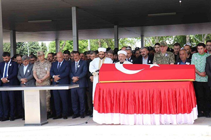 Türkiye kahramanlarını uğurluyor: Pençe-Kilit şehitleri için gözyaşları sel oldu! - Sayfa 24