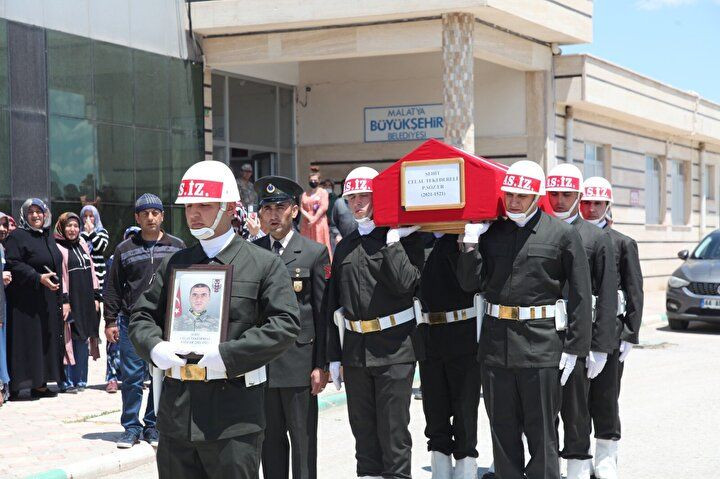 Türkiye kahramanlarını uğurluyor: Pençe-Kilit şehitleri için gözyaşları sel oldu! - Sayfa 15