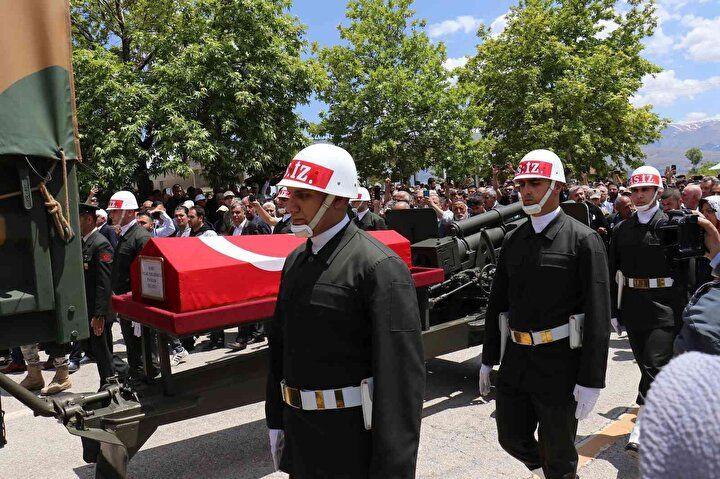 Türkiye kahramanlarını uğurluyor: Pençe-Kilit şehitleri için gözyaşları sel oldu! - Sayfa 23