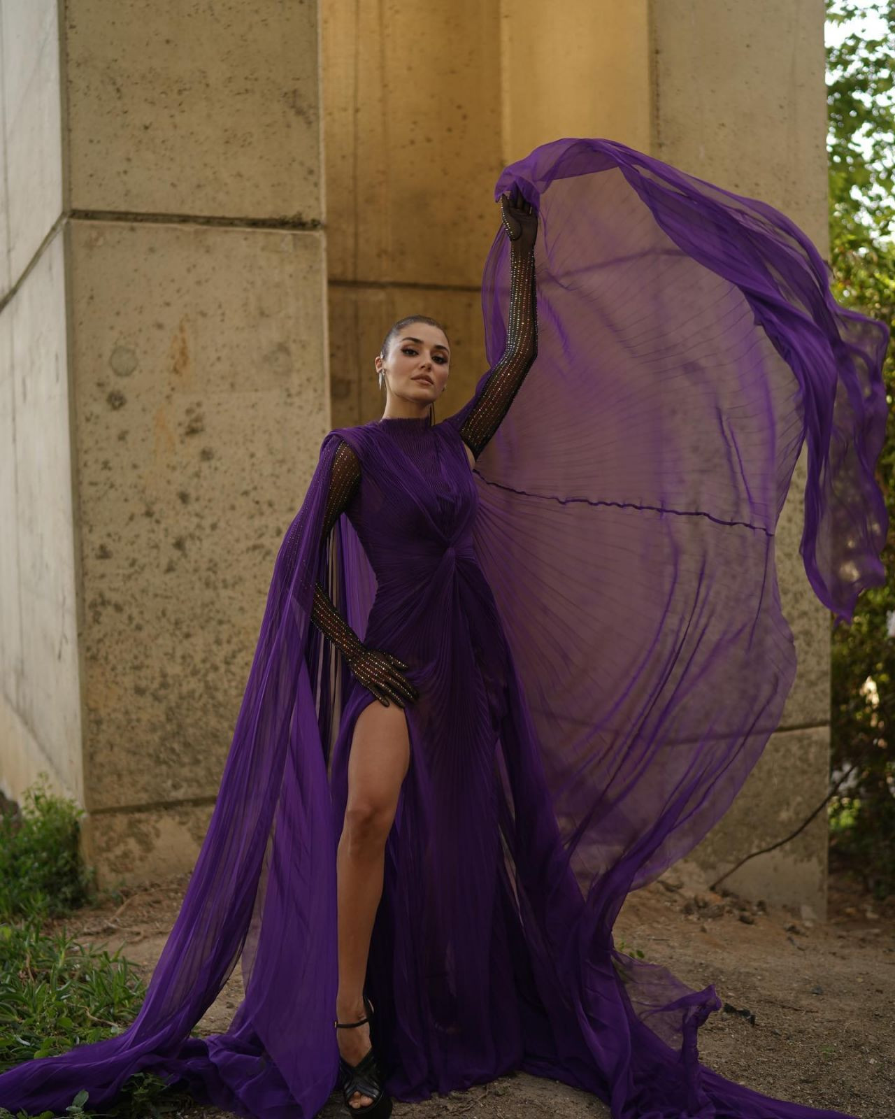 Hande Erçel transparan Gucci elbisesiyle ödül töreninde fırtına gibi esti - Sayfa 12