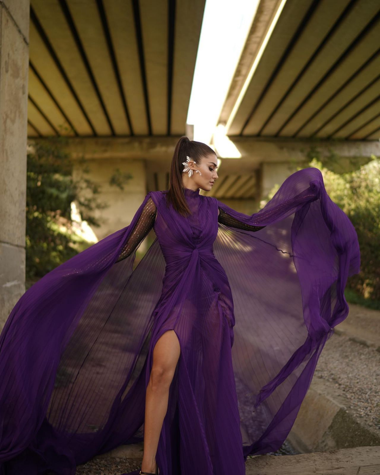 Hande Erçel transparan Gucci elbisesiyle ödül töreninde fırtına gibi esti - Sayfa 6